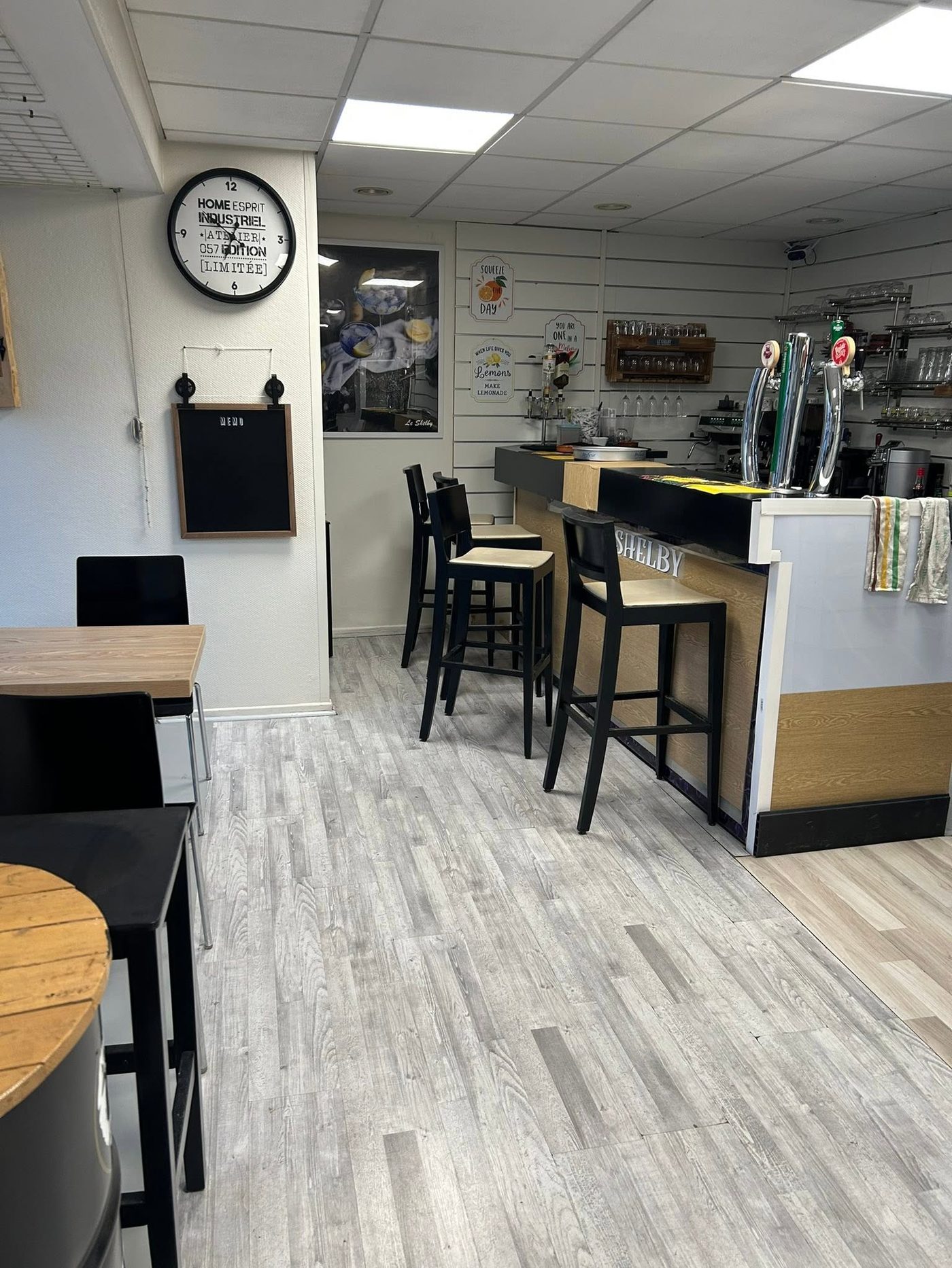 Le comptoir et les pompes à bière du Shelby