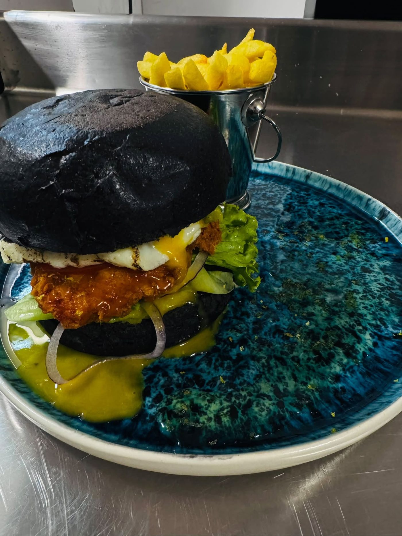 Burger au pain noir, une création du Shelby