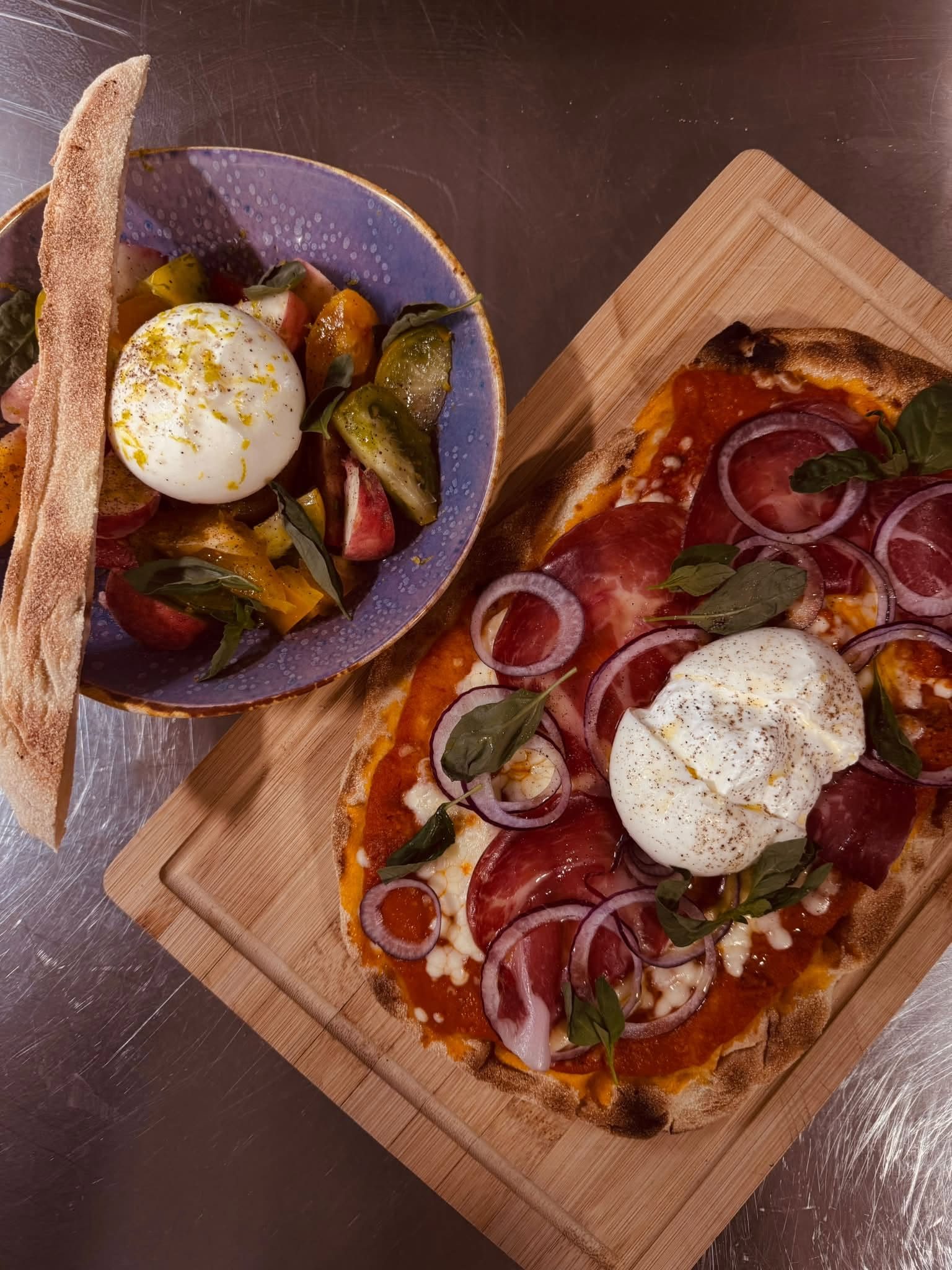 Burrata et focaccia garnie, préparées au Shelby