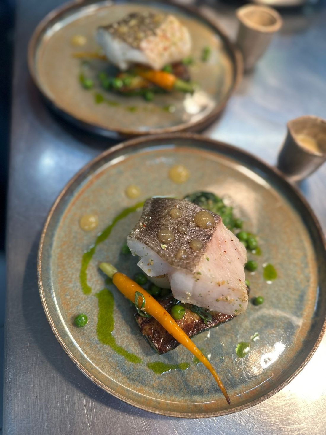 Filet de poisson, petits pois et carotte, cuisine du Shelby
