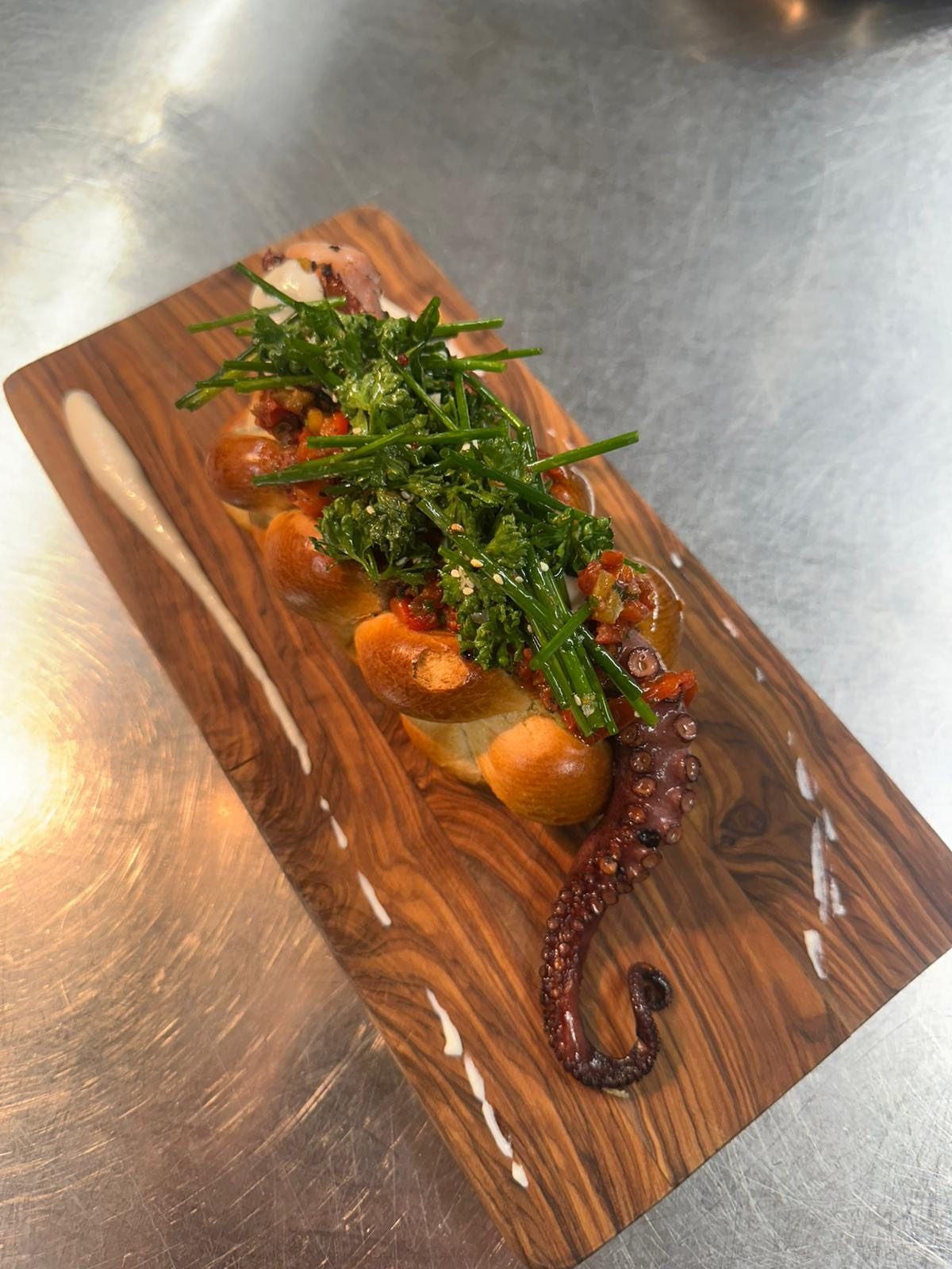 Plat signature du Shelby : poulpe grillé sur pain brioché